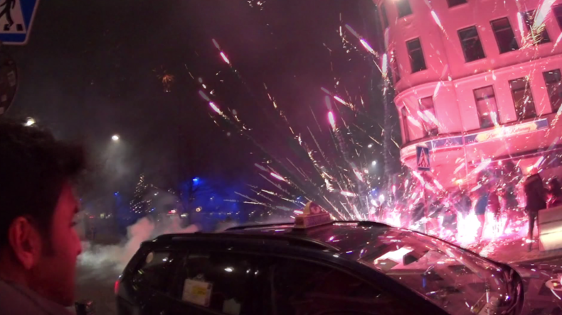 Chaos dans les rues de Malmö à cause d'une bataille de feux d'artifices (VIDEO)