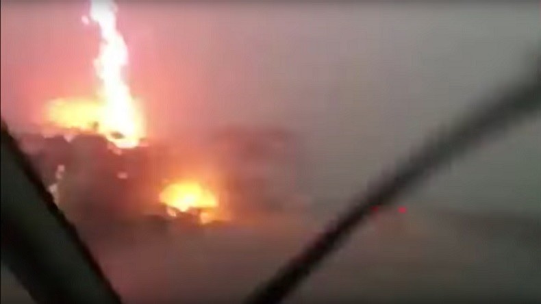 Un camion frappé de plein fouet par la foudre sur une autoroute en Russie (VIDEO CHOC)