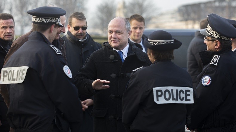 MSF accuse la police de «violences» envers les migrants, Bruno Le Roux défend les forces de l'ordre