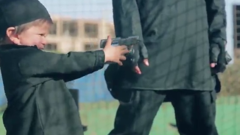 Dans une nouvelle vidéo de Daesh un enfant de deux ans tue un otage (IMAGES CHOC)