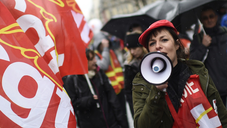 Manifestation face au Sénat pour soutenir un projet de loi visant à abroger la loi travail