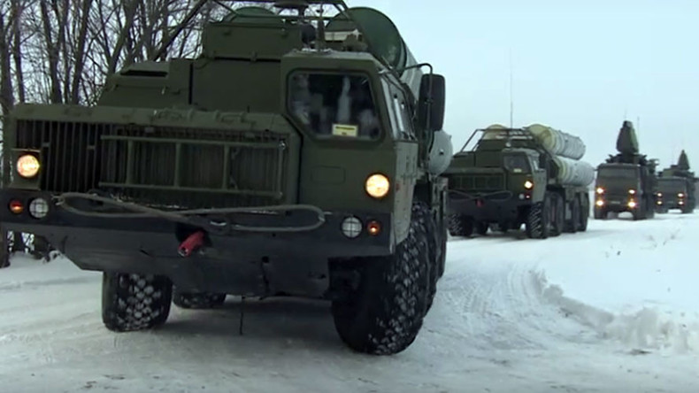 Russie : un régiment de missiles sol-air S-400 part en mission de combat près de Moscou (VIDEO)