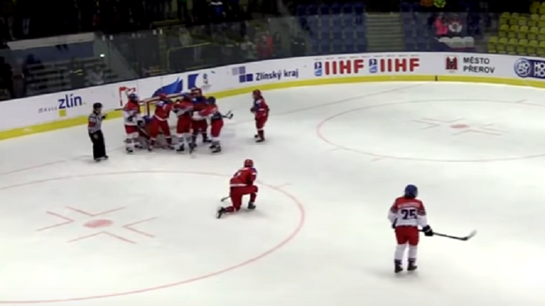 Une bagarre générale éclate entre les équipes de hockey sur glace féminines russe et tchèque (VIDEO)