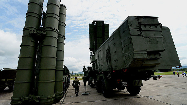 Après cinq mois d'essais, la Russie déploie son système anti-missiles S-400 en Crimée