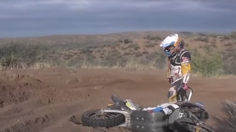 Courtoisie avant tout : un motard français aide sa concurrente russe dans le Dakar 2017 (VIDEO)