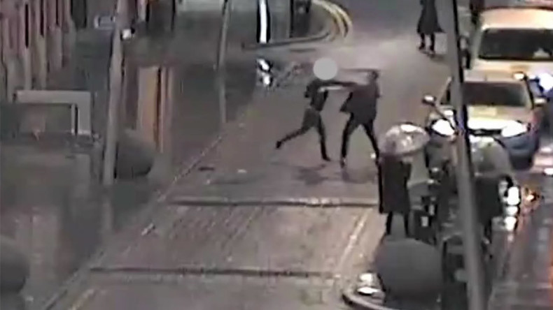 La police publie la vidéo d'un homme qui se fait poignarder à Manchester (VIDEO CHOC)