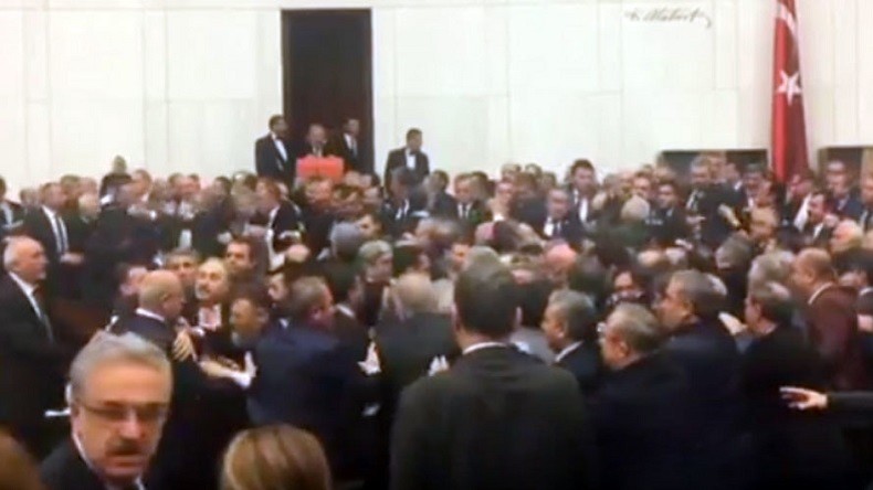 Une bagarre générale éclate au parlement turc suite à une protestation de députés (VIDEO)