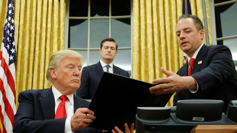 Lors de ses premières heures à la Maison Blanche, Trump signe un décret contre la loi «Obamacare»