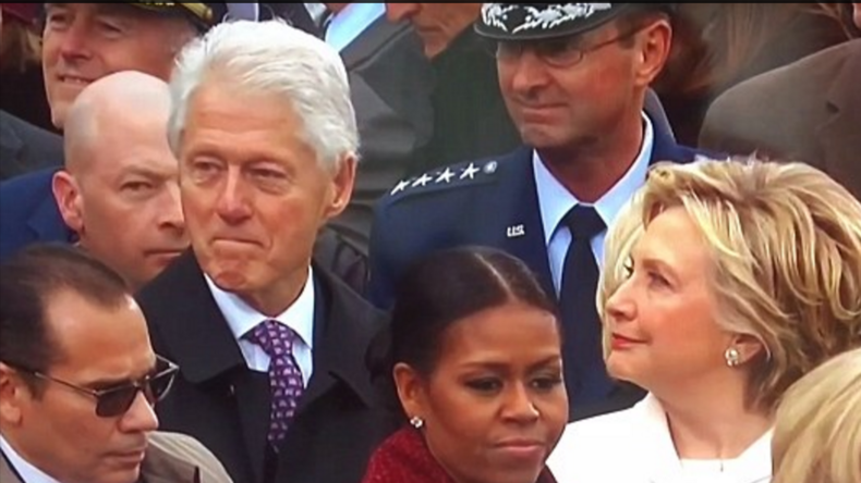 Mais que reluquait donc Bill Clinton lors de l'investiture de Donald Trump ?