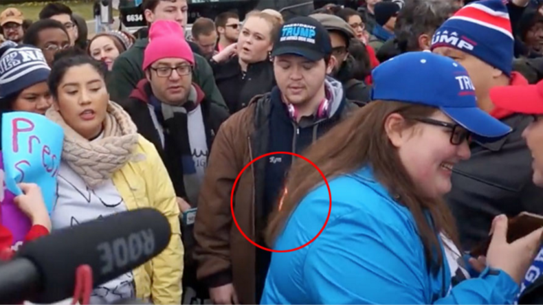 Une supportrice de Trump voit ses cheveux incendiés par une manifestante anti-Trump (VIDEO)