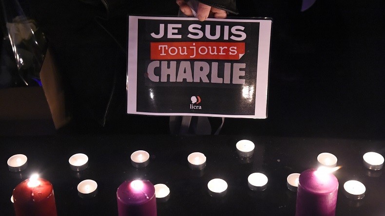 Charlie Hebdo porte plainte pour menaces de mort après son dessin sur l’avalanche en Italie