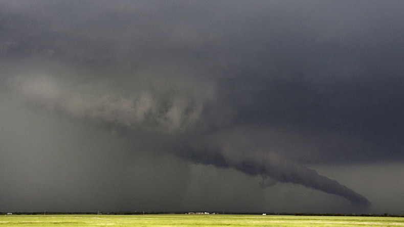 Texas : une retraitée et son fils emportés par une tornade dans la baignoire où ils se cachaient