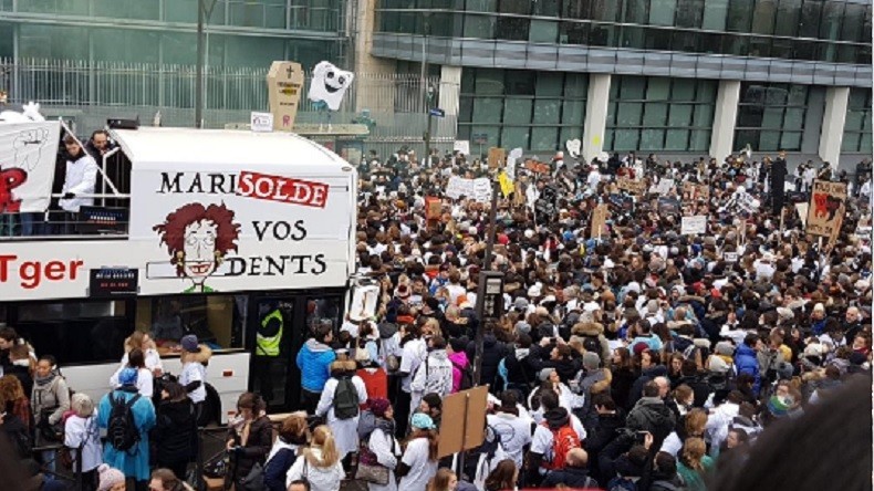 Paris : grosse manifestation pour dénoncer le remboursement insuffisant des soins dentaires (IMAGES)