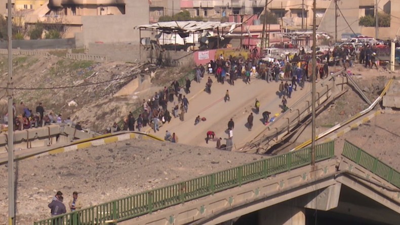 Le pont de Mossoul, détruit par des obus, recyclé en marché foisonnant (VIDEO)