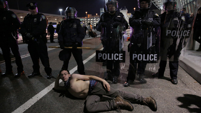 Le décret de Trump sur l’immigration provoque des manifestations dans les aéroports américains