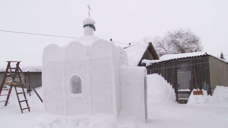 Pourquoi ne pas profiter d’une montagne de neige pour édifier une église ? Ça se passe en Sibérie !