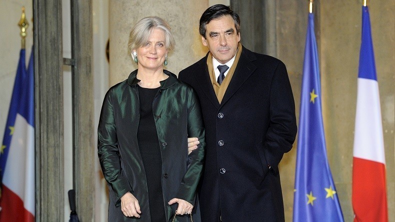 Plus de 900 000 euros perçus par l'épouse du candidat de droite Fillon, soupçonnée d'emplois fictifs