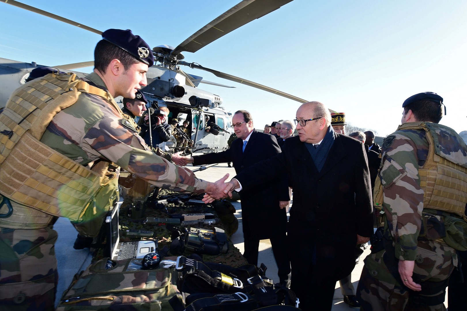 Adressant ses vœux à l'armée, François Hollande préconise une hausse du budget militaire