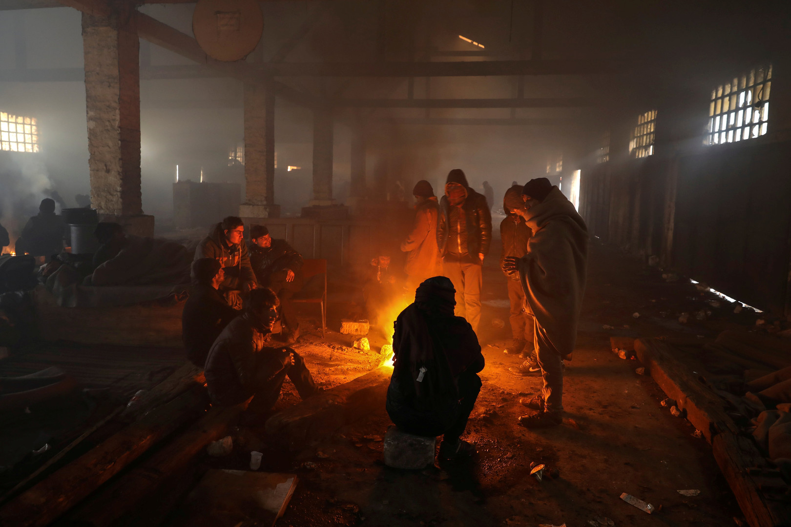 Piégés par le froid de Belgrade, des migrants commencent à construire de nouvelles jungles de Calais