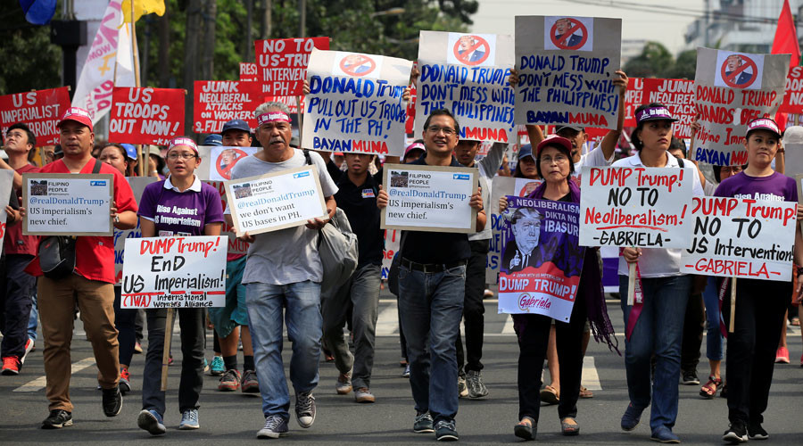 Philippines : 300 manifestants brûlent des drapeaux américains et des portraits de Donald Trump