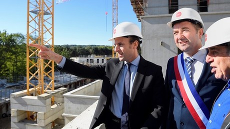 Emmanuel Macron à Poissy, le 6 octobre : le casque ne fait pas l'ouvrier