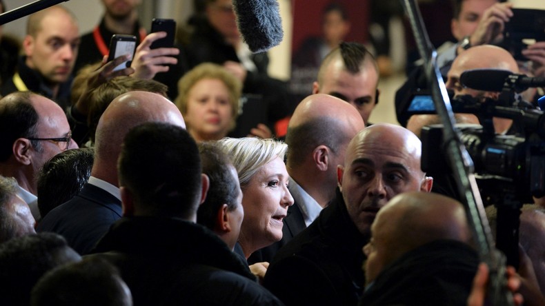 Un journaliste de «Quotidien» écarté en marge d'un déplacement de Marine Le Pen (VIDEO)