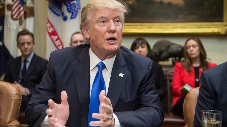 Dans un tweet, Donald Trump met l’Iran «en garde» après un test de missile balistique