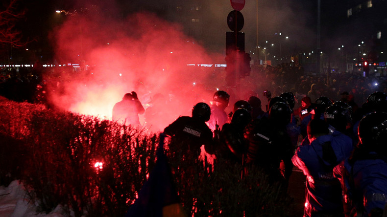 La foule se réunit à Bucarest pour une troisième nuit de mobilisation antigouvernementale