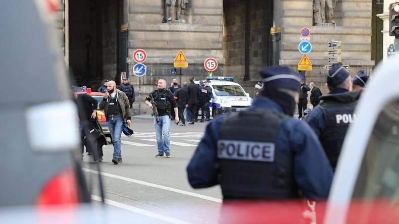 Agression de militaires près du Louvre : l'assaillant soupçonné d'avoir tweeté sur Daesh