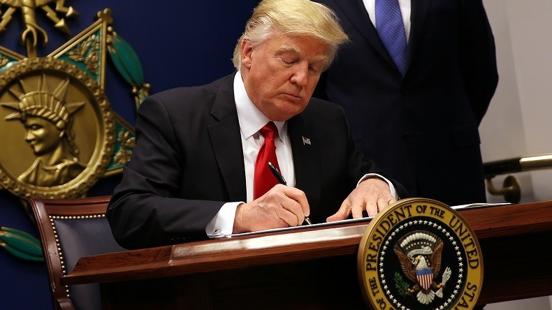 «L'Iran joue avec le feu», selon Trump, Téhéran reste «insensible»