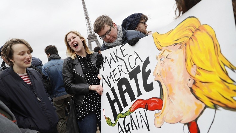 Un millier de personnes défilent à Paris contre le décret anti-immigration de Trump (PHOTOS, VIDEO)