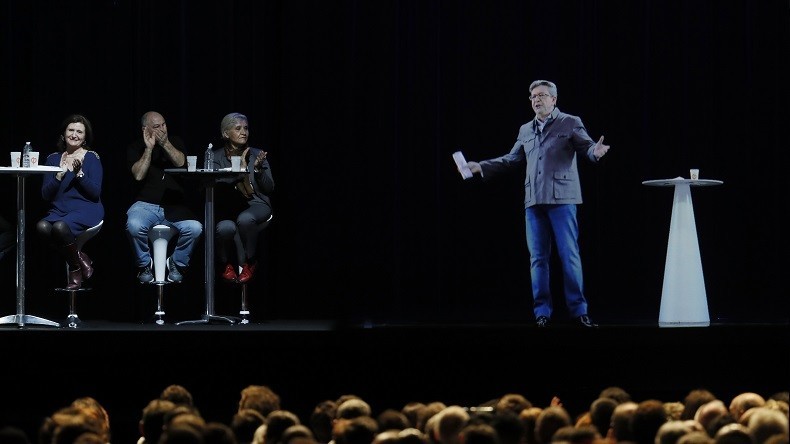 Piques à ses rivaux et propositions politiques : Mélenchon donne le top départ à Lyon et Paris
