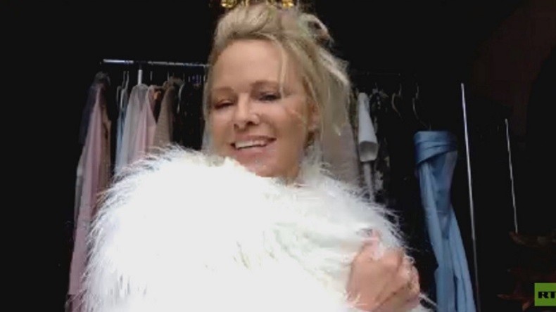 «J'espère que Melania le portera !» Pamela Anderson présente à RT une «éco-fourrure glamour»
