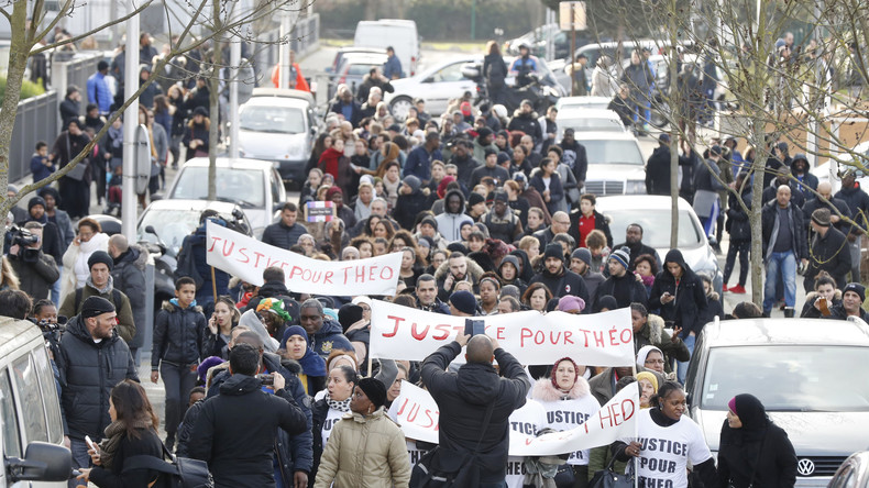 «Il m'a enfoncé sa matraque volontairement» : le témoignage de Théo, victime présumée de la police