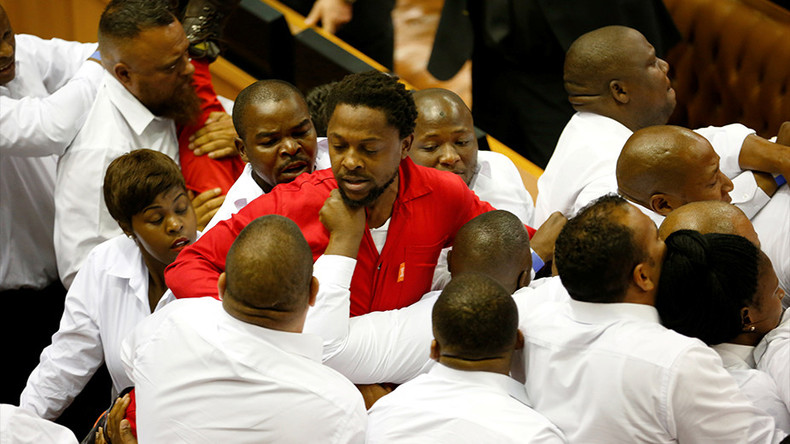 Afrique du Sud : bagarre générale au Parlement, des députés expulsés manu militari (VIDEOS)