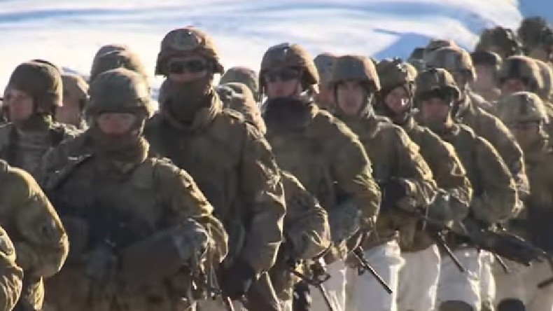 Les troupes américaines et lettones paradent à quelques kilomètres de la frontière russe (VIDEO)