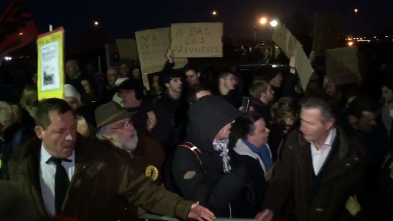 «Fillon en prison !» : le candidat de la droite mal accueilli à son meeting de Poitiers (VIDEO)