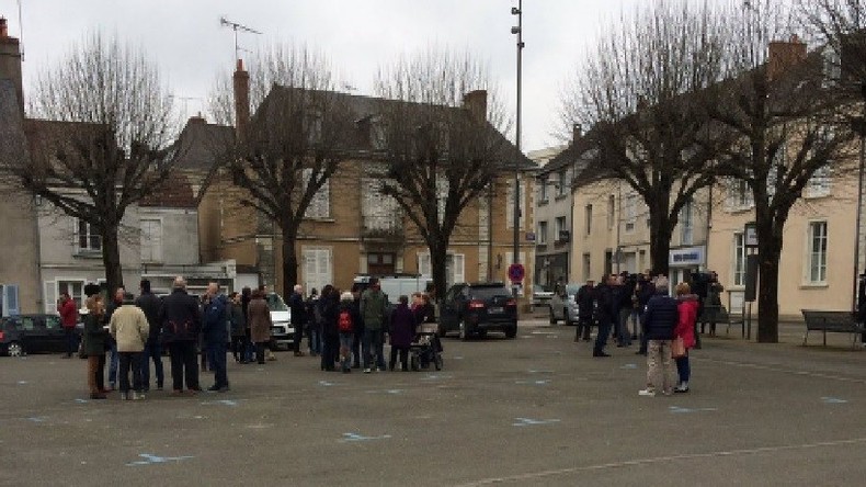 La manifestation anti-Fillon à Sablé-sur-Sarthe mobilise... une quinzaine de personnes