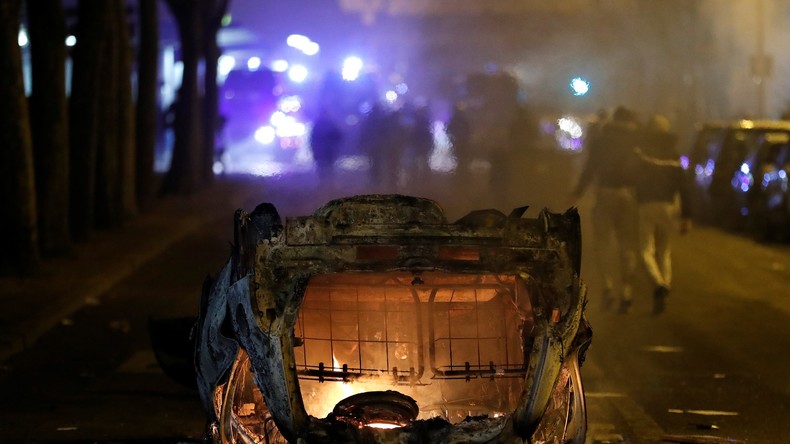 Bobigny : la police reconnaît qu'une filette a été tirée d'une voiture en feu par un manifestant