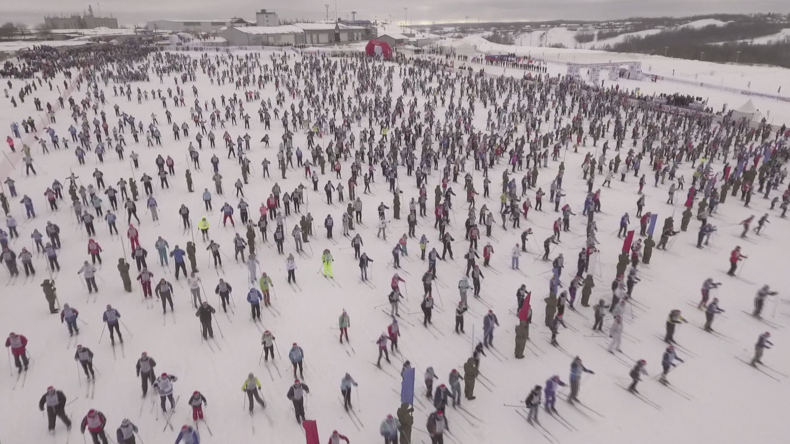 Russie : 10 000 skieurs de fond ont participé à la course nationale à Sotchi (VIDEO)