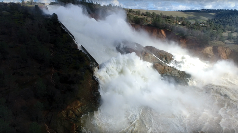 Le plus haut barrage américain menace de céder, évacuation en cours (PHOTOS, VIDEO)