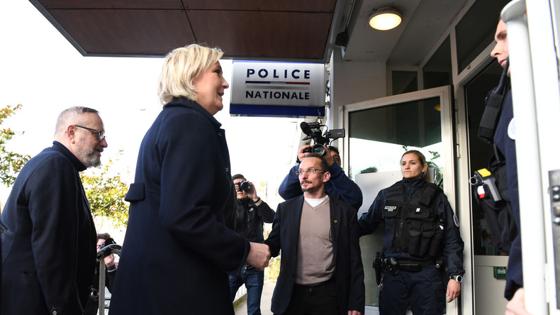 Violences en Ile-de-France : le Front national lance une pétition en soutien à la police