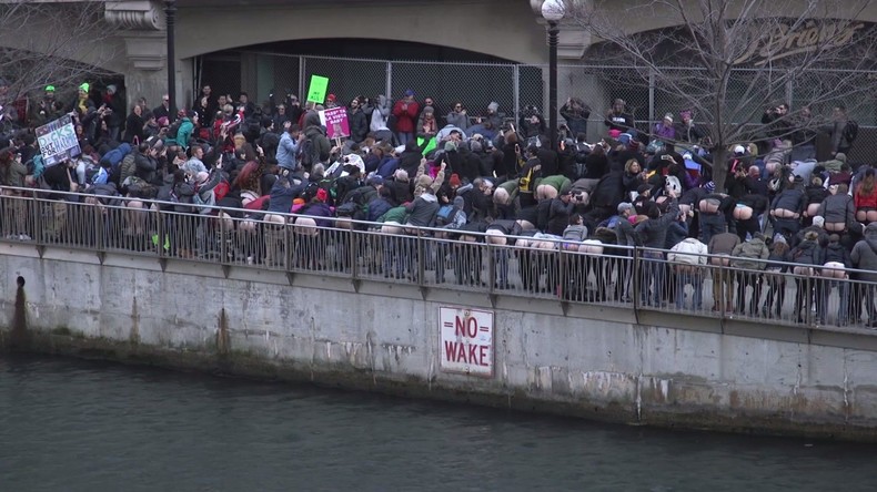 Des fesses par centaines devant la Trump Tower de Chicago pour que le président publie ses revenus