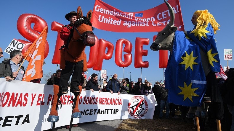 A peine adopté par le parlement européen, le CETA menacé de blocage par les politiques