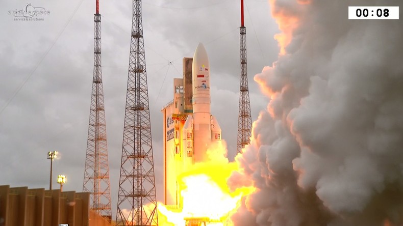 Trois, deux, un – TOP ! Le lancement spectaculaire d’Ariane 5, en Guyane (VIDEO)