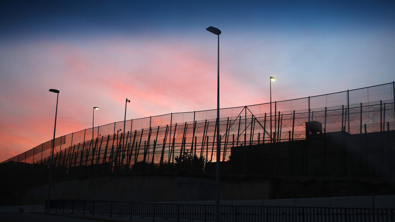 Des centaines de migrants ont forcé la frontière hispano-marocaine à Ceuta (VIDEO)