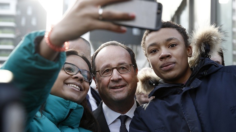 Hollande se rend à Ivry pour «montrer ce qui marche» dans les banlieues… et se fait apostropher