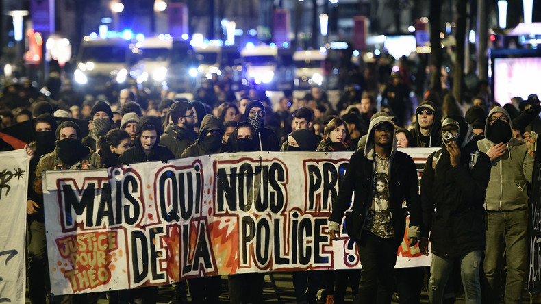 Affaire Théo : Marine Le Pen demande l'interdiction des manifestations contre la police