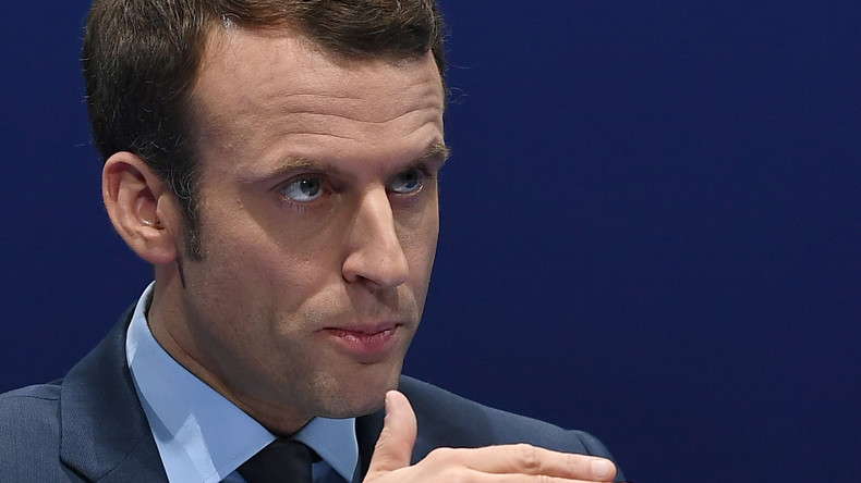 En visite à Toulon, Emmanuel Macron de nouveau chahuté par des pieds-noirs (IMAGES)