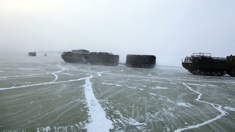-30°C sur une mer de glace : les images du périple arctique d'un convoi militaire russe